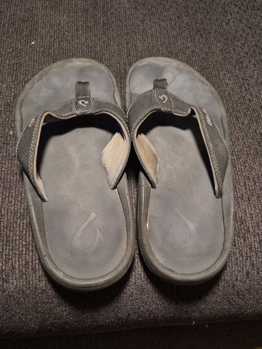 OluKai Men's Charcoal Black Flip-Flop Sandals